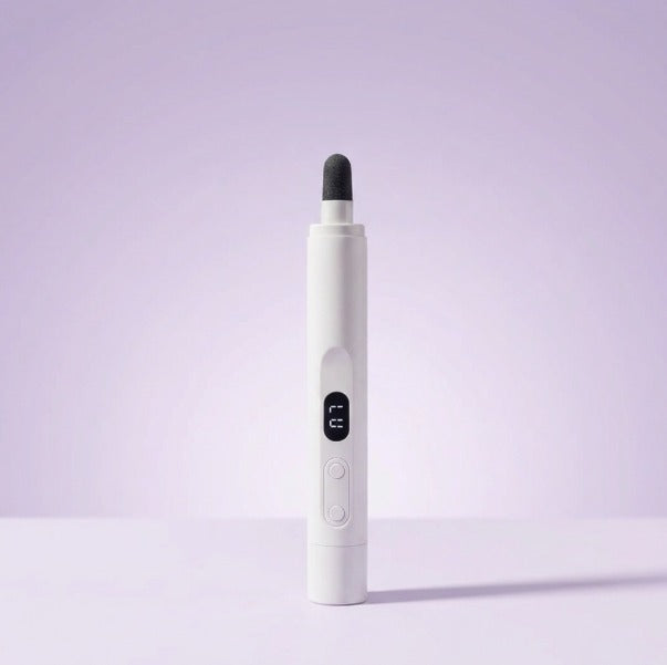 Lumi Nail Pro, pulidor de uñas eléctrico blanco con pantalla de velocidad, sobre fondo lila