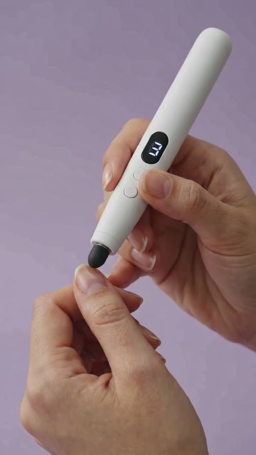 Lumi Nail Pro en uso: pasadas suaves sobre la uña natural